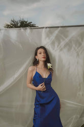 Robe nuisette en soie coupée en biais avec décolleté drapé et bretelles spaghetti réglables